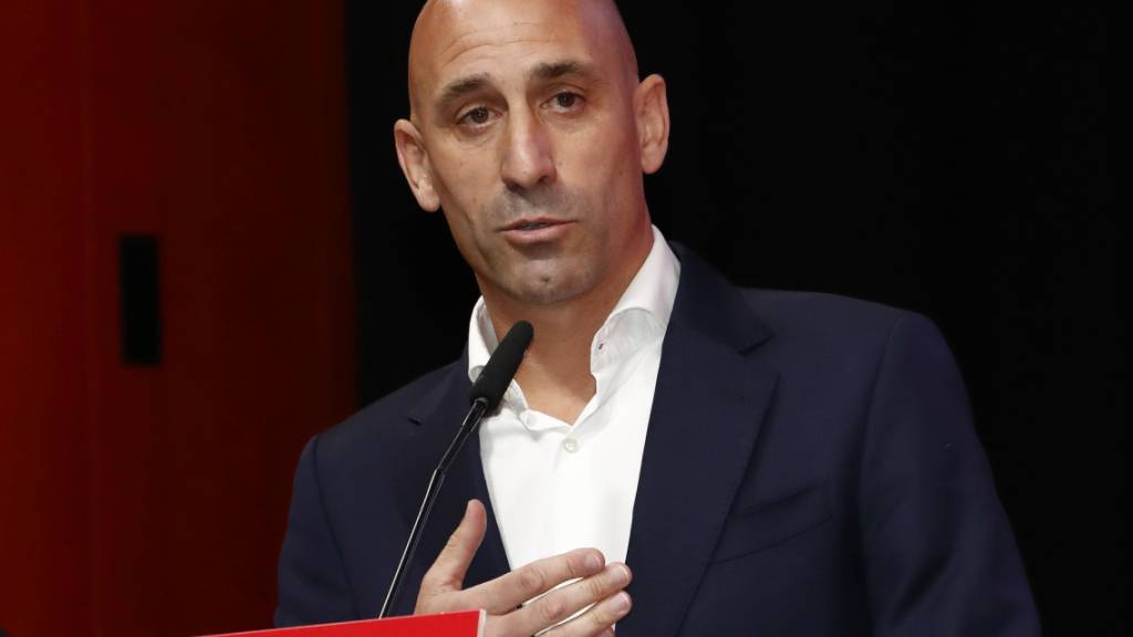 Luis Rubiales beugt sich dem öffentlichen Druck