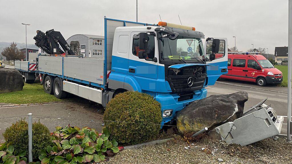 Lastwagen rammt Stromverteilerkasten – Chauffeur verletzt