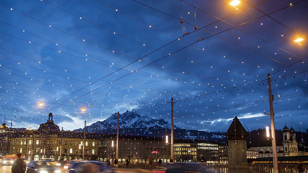 Die Weihnachtsbeleuchtung auf der Seebrücke ist schon installiert. Am 23. November wird sie zum ersten Mal die Luzerner Innenstadt erhellen. (Archivbild)