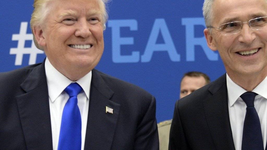 Trotz der harten Kritik von US-Präsident Donald Trump an den NATO-Partnern: Trump (links) lächelt entspannt an der Seite von NATO-Generalsekretär Jens Stoltenberg am Donnerstag beim NATO-Gipfel in Brüssel.