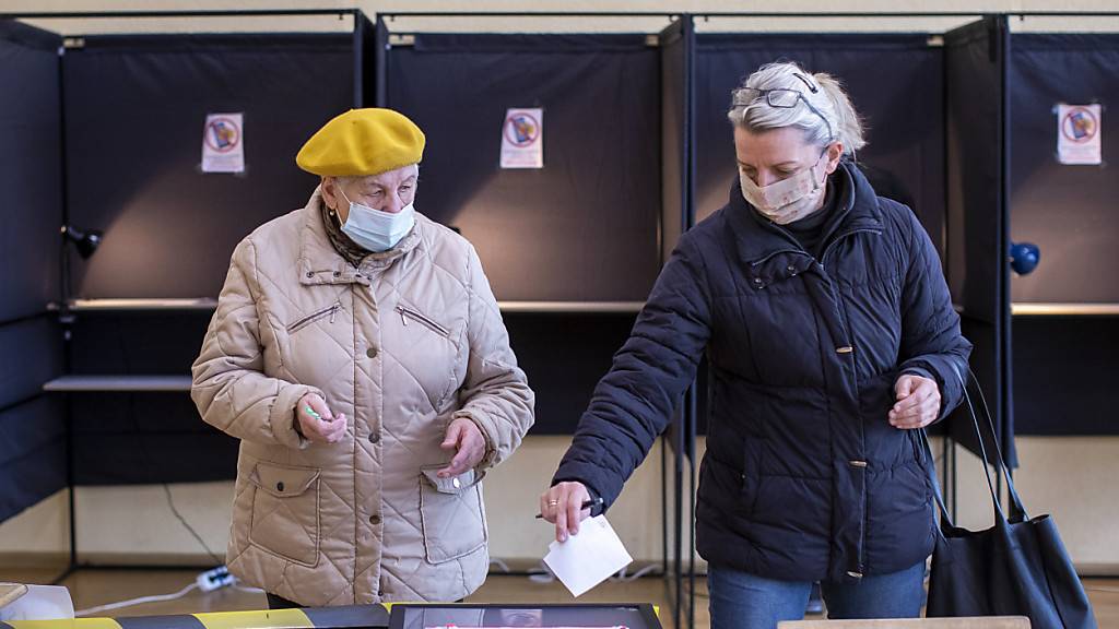 Zwei Frauen bei ihrer Stimmabgabe in einem Wahllokal in der litauischen Hauptstadt Vilnius.