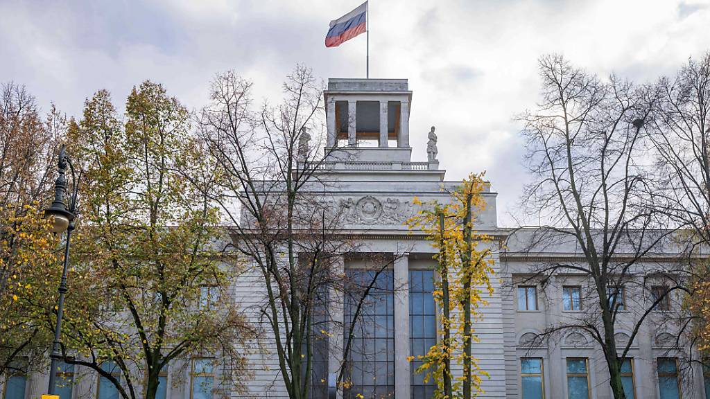 Eine russische Fahne weht auf der russischen Botschaft in Berlin. Foto: Kay Nietfeld/dpa