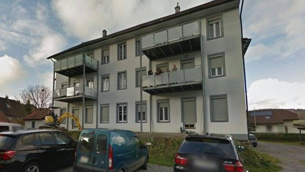 In acht Wohnungen dieses Mehrfamilienhauses in Safenwil leben künftig bis zu 46 Asylsuchende. Der Kanton Aargau schloss einen Mietvertrag bis April 2025 ab.
