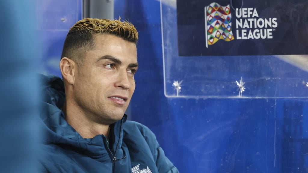Ein ungewohntes Bild: Nachdem er im letzten Spiel gegen Norwegen nicht zum Einsatz kam, reiste Cristiano Ronaldo aus dem Camp der portugiesischen Nationalmannschaft ab