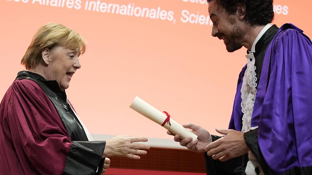 dpatopbilder - Ex-Bundeskanzlerin Angela Merkel, erhält von Mathias Vicherat, dem Direktor der Universität Sciences Po in Paris, die Ehrendoktorwürde. Foto: Lewis Joly/AP/dpa