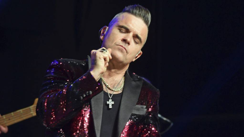Der britische Sänger Robbie Williams hat für kommendes Jahr ein Benefizkonzert in seiner Heimatstadt angekündigt. (Archivbild)