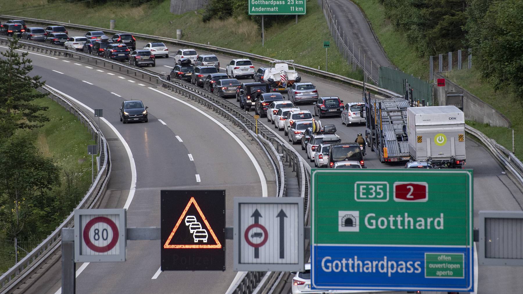 Der Ferienreiseverkehr staut sich bei Wassen vor dem Gotthard-Tunnel in Richtung Sueden bis auf 5 Kilometer Laenge, am Samstag, 18. Juli 2020.