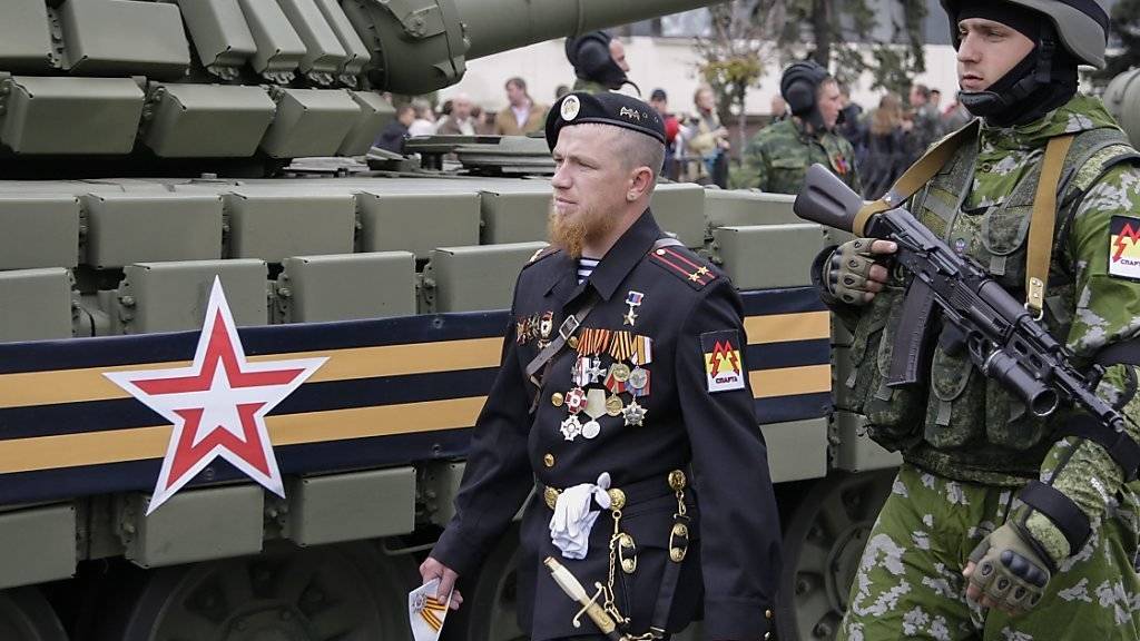 Der pro-russische Rebellenführer Arseni Pawlow (links) bei einer Militärparade in Donezk. (Archivbild)