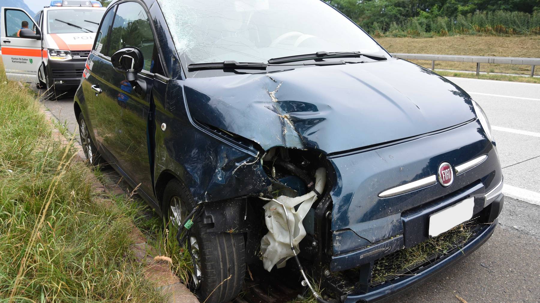 Ein 26-Jährige fuhr mit seinem Auto gegen eine Notrufsäule.