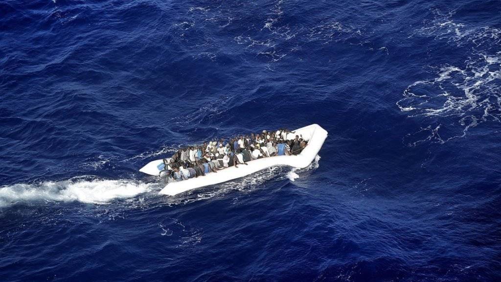 In den letzten vier Tagen wurden wieder Tausende Flüchtlinge aus Schlauchbooten im Mittelmeer gerettet. (Archiv)