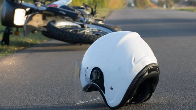 Mit Motorrad des Vaters: 17-Jähriger stürzt fahrunfähig im Kreisel