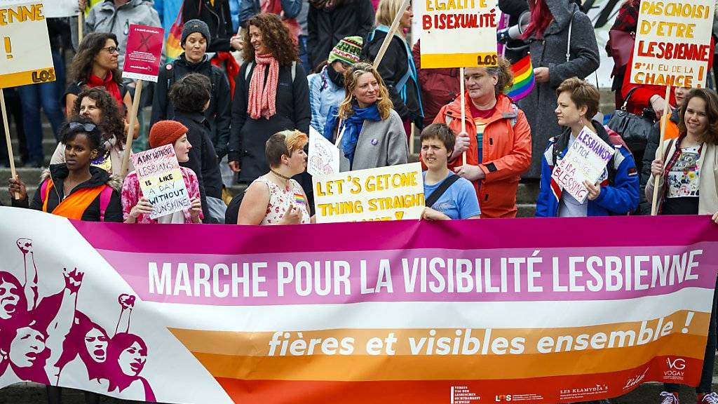 Rund 150 Menschen haben am Samstag in Lausanne für gleiche Rechte für Lesben demonstriert.