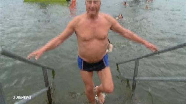 Mit ältestem Teilnehmer am Blaueierschwimmen Greifensee