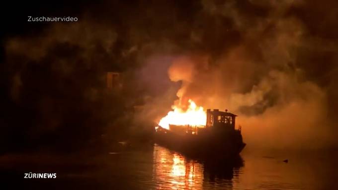 Grosser Schreckmoment: Zwei Feuerwerks-Schiffe brennen auf dem Sarnersee