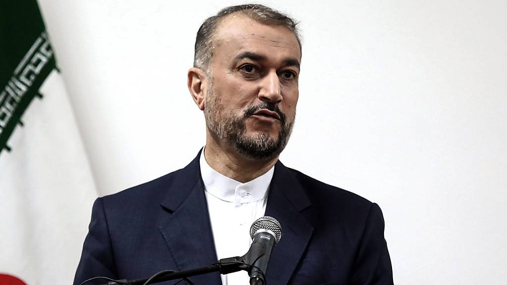 Hussein Amirabdollahian, Außenminister des Iran, spricht bei einer Pressekonferenz.