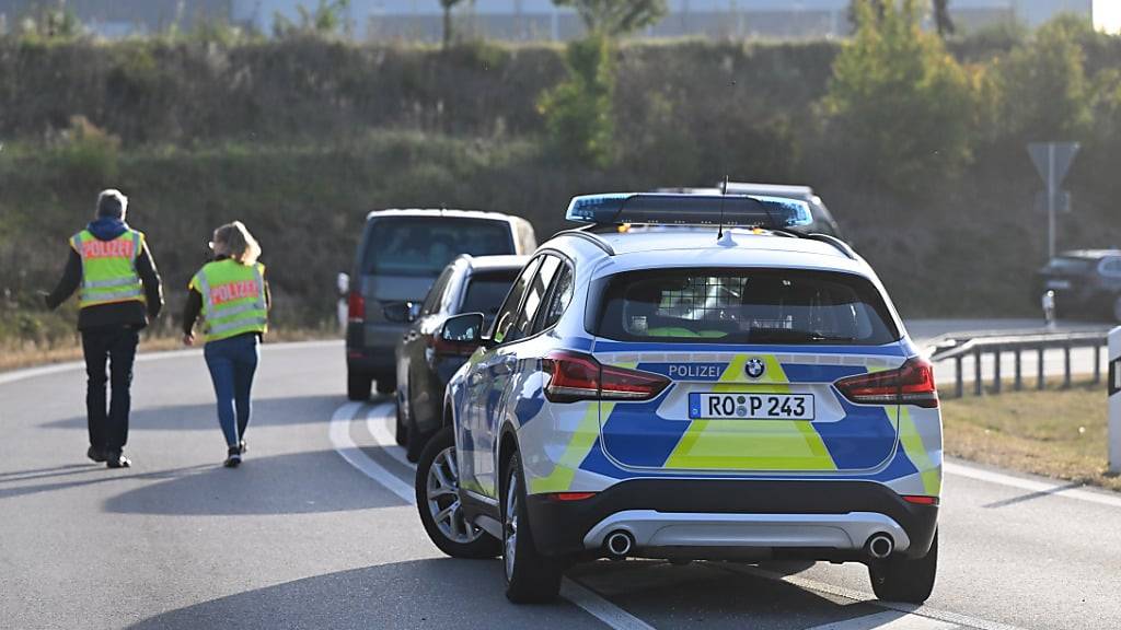 Polizei in der Nähe der Unfallstelle. Foto: Sven Hoppe/dpa