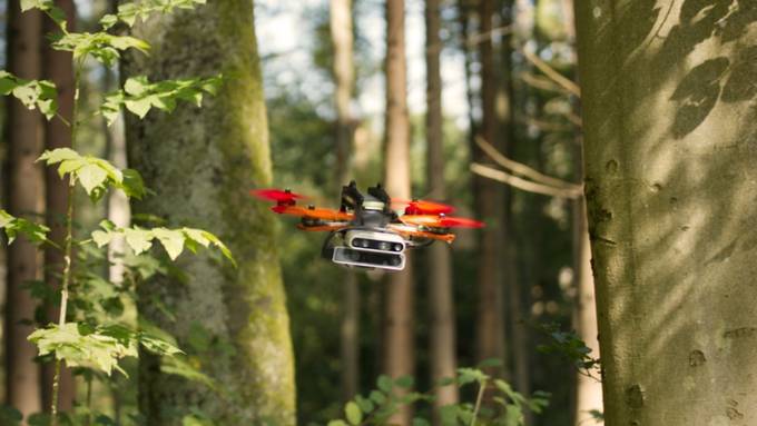Drohne fliegt autonom durch unbekanntes Gefilde