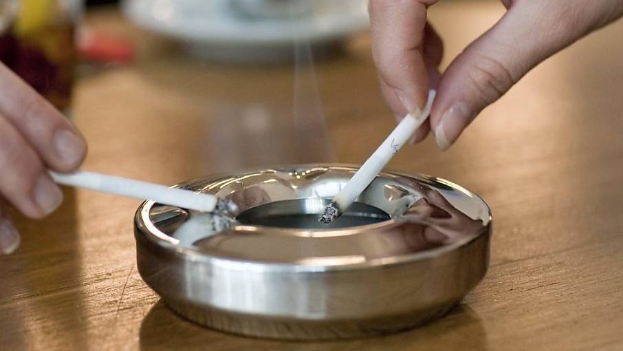 Werbung für Zigaretten könnte künftig in der Schweiz verboten sein. Die Bevökerung wäre damit laut einer Befragung einverstanden.