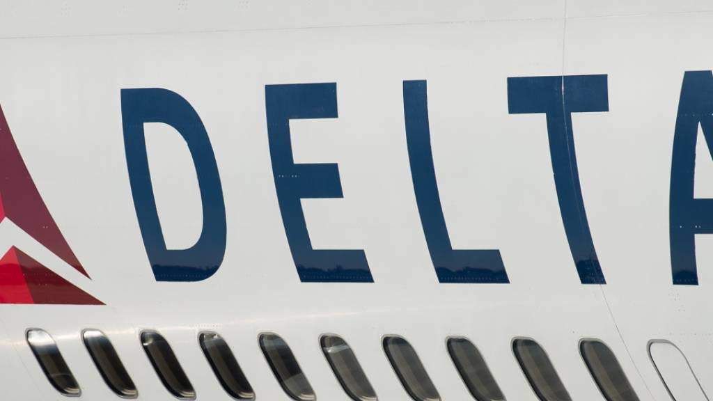 ARCHIV - Das Delta-Logo ist auf einem Passagierflugzeug der Delta Air Lines abgebildet, während das Flugzeug auf dem Vorfeld des Frankfurter Flughafens steht. Foto: Silas Stein/dpa