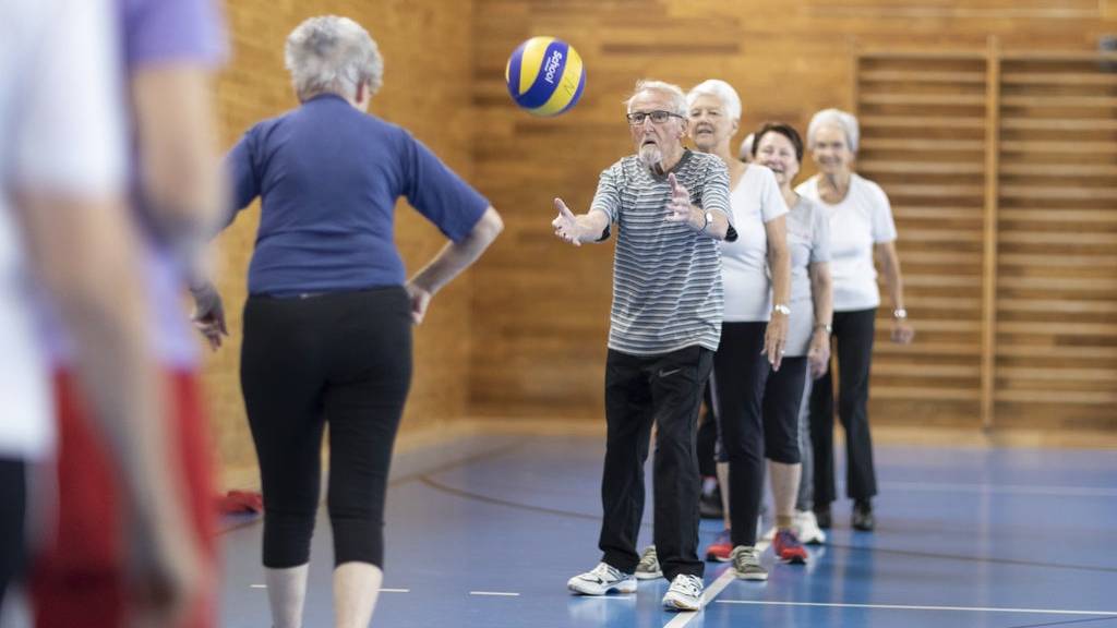 Seniorinnen und Senioren bleiben immer länger auch im hohen Alter sportlich aktiv. (Symbolbild)