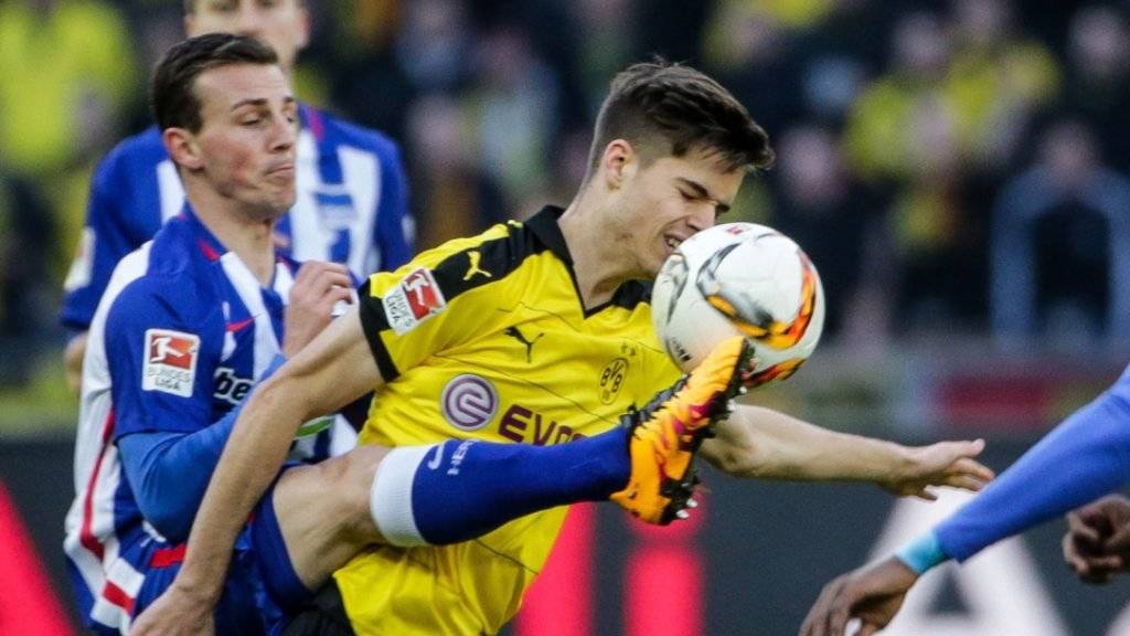 Herthas Darids spitzelt den Ball mit gestrecktem Fuss an Dortmunds Weigl vorbei