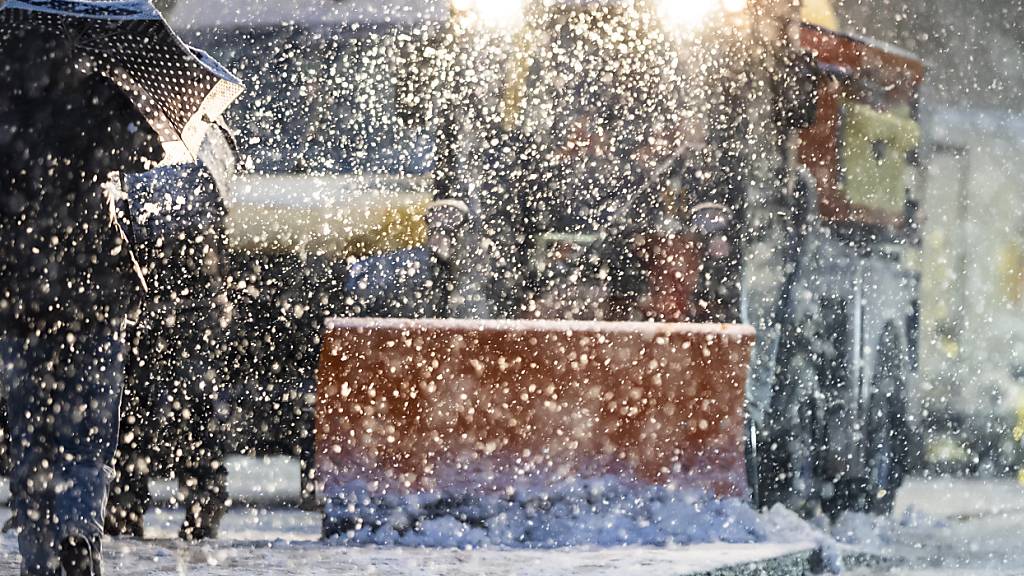 Ein Schneepflug fährt durch Zürich - auf den Strassen verzeichnete die Kantonspolizei rund 150 Verkehrsunfälle.