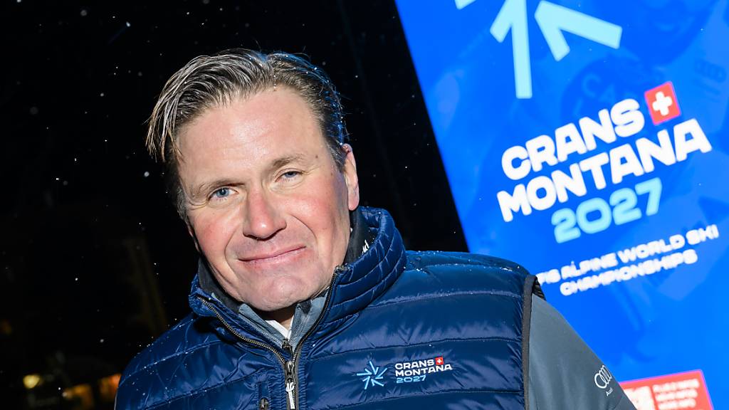 Swiss-Ski-Präsident Urs Lehmann posiert vor dem Logo der Ski-WM 2027 in Crans-Montana.