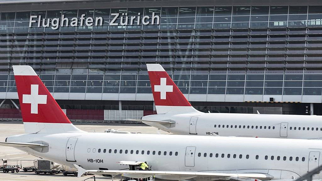Der Flughafen Zürich erwartet wegen den Sommerferien in den kommenden Wochen einen neuen Passagierrekord. (Archivbild)