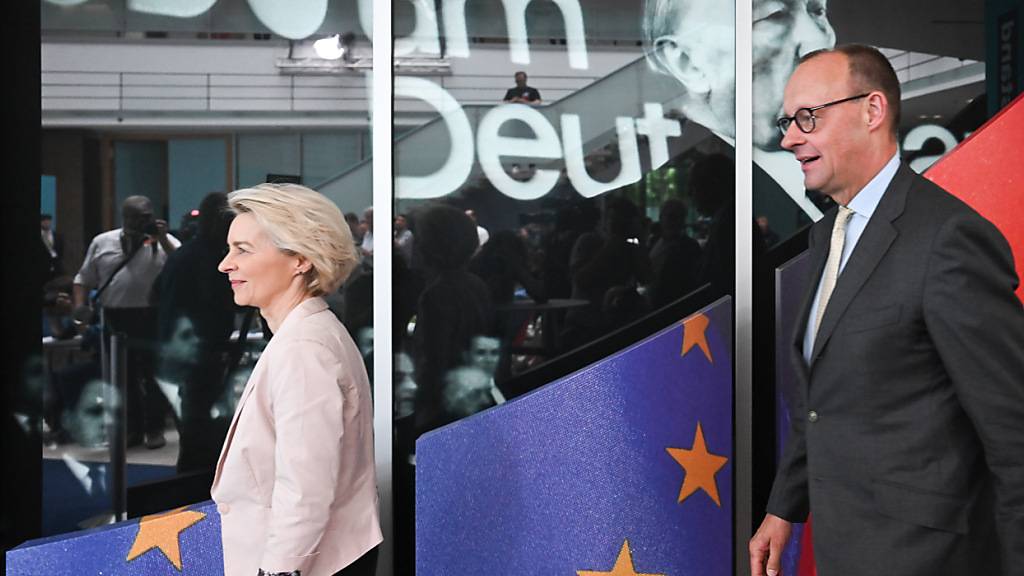 Friedrich Merz, Vorsitzender der CDU, und Ursula von der Leyen, Spitzenkandidatin der CDU für die Europawahl sowie Präsidentin der Europäischen Kommission, kommen zu einer Pressekonferenz nach der Bundesvorstandssitzung der CDU im Konrad-Adenauer-Haus. Foto: Sebastian Gollnow/dpa
