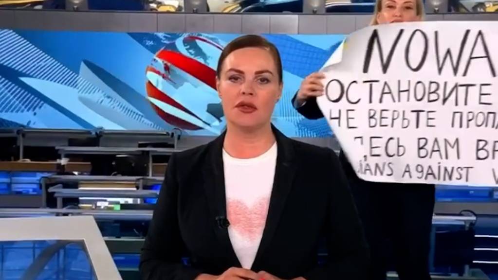HANDOUT - Marina Owssjannikowa hatte im März während einer Live-Sendung im russischen TV ein Schild mit den Worten «Stoppt den Krieg. Glaubt der Propaganda nicht. Hier werdet ihr belogen» hochgehalten. Foto: ---/Social Media/dpa - ACHTUNG: Nur zur redaktionellen Verwendung im Zusammenhang mit der Berichterstattung über ihre Aktion.