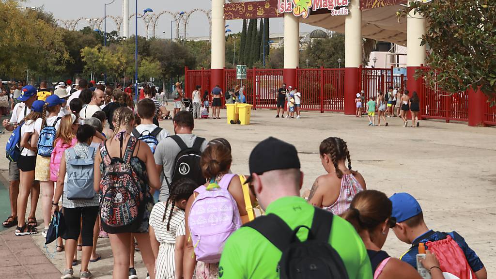 Touristen und Sevillaner strˆmen in den Wasserpark Isla Magica, um die hohen Temperaturen zu ertragen. Foto: RocÌo Ruz/EUROPA PRESS/dpa
