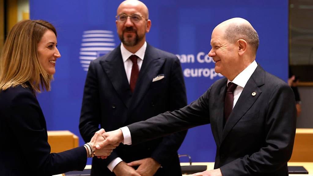 Der deutsche Bundeskanzler Olaf Scholz (r), spricht mit der  Präsidentin des Europäischen Parlaments, Roberta Metsola. Foto: Omar Havana/AP/dpa