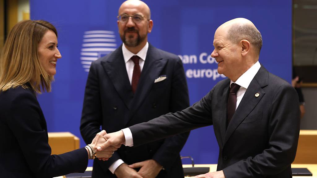 Der deutsche Bundeskanzler Olaf Scholz (r), spricht mit der  Präsidentin des Europäischen Parlaments, Roberta Metsola. Foto: Omar Havana/AP/dpa