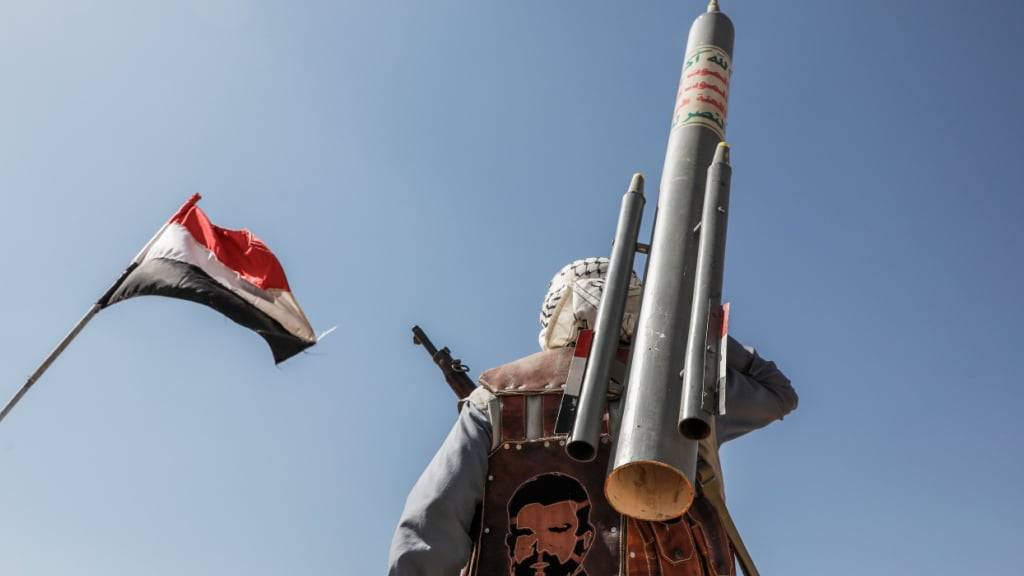 ARCHIV - Ein bewaffnetes Mitglied der Huthi-Miliz (Archivbild). Foto: Osamah Yahya/dpa