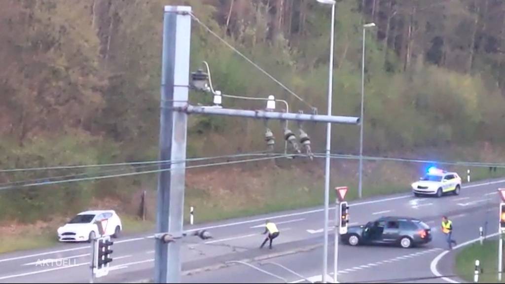 Ohne Ausweis zwei Strassensperren bei Verfolgungsjagd durchbrochen