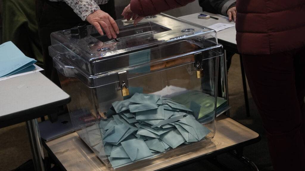 Eine Frau gibt während der zweiten Runde der französischen Kommunalwahlen in Paris ihre Stimme ab. Foto: Thibault Camus/AP/dpa