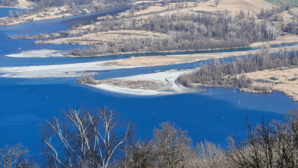 Hochdruckwetter und geringe Schneereserven: Im Tessin gibt es derzeit kaum Aussichten auf einen Ausgleich des Wasserdefizits. Im Bild der Lago Maggiore im trockenen Februar 2022. (Archivbild)