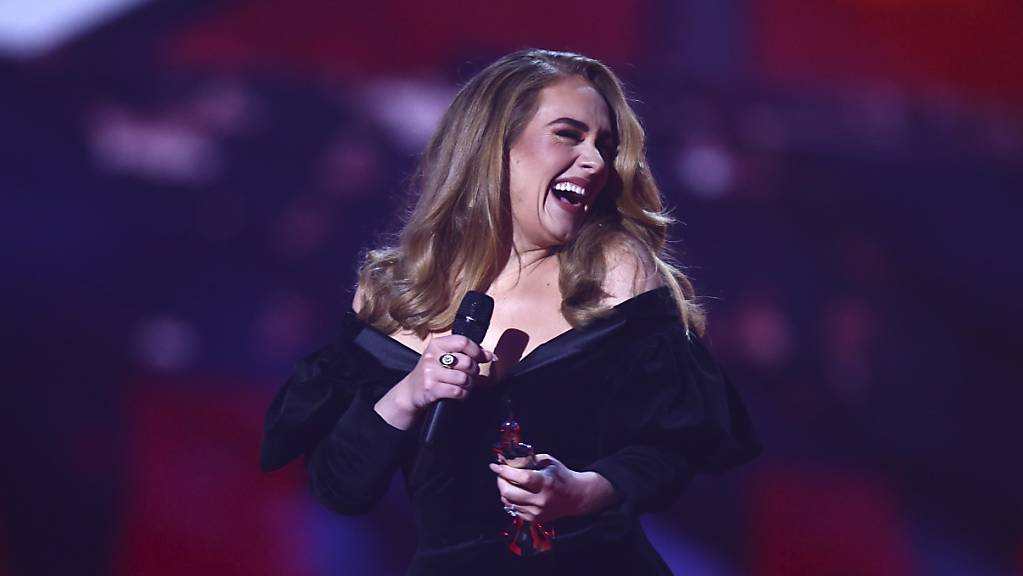 Adele steht auf der Bühne, um ihren Preis für das Album des Jahres bei den Brit Awards 2022 entgegenzunehmen. Foto: Joel C Ryan/Invision via AP/dpa