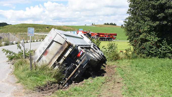 Lastwagen umgekippt – Diesel in Bach ausgelaufen