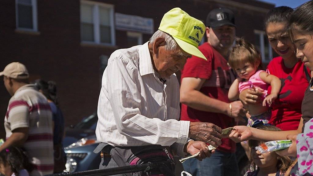 Dank einer spektakulär erfolgreichen Spendenaktion kann Glaceverkäufer Fidencio Sanchez mit 89 Jahren in Pension gehen.