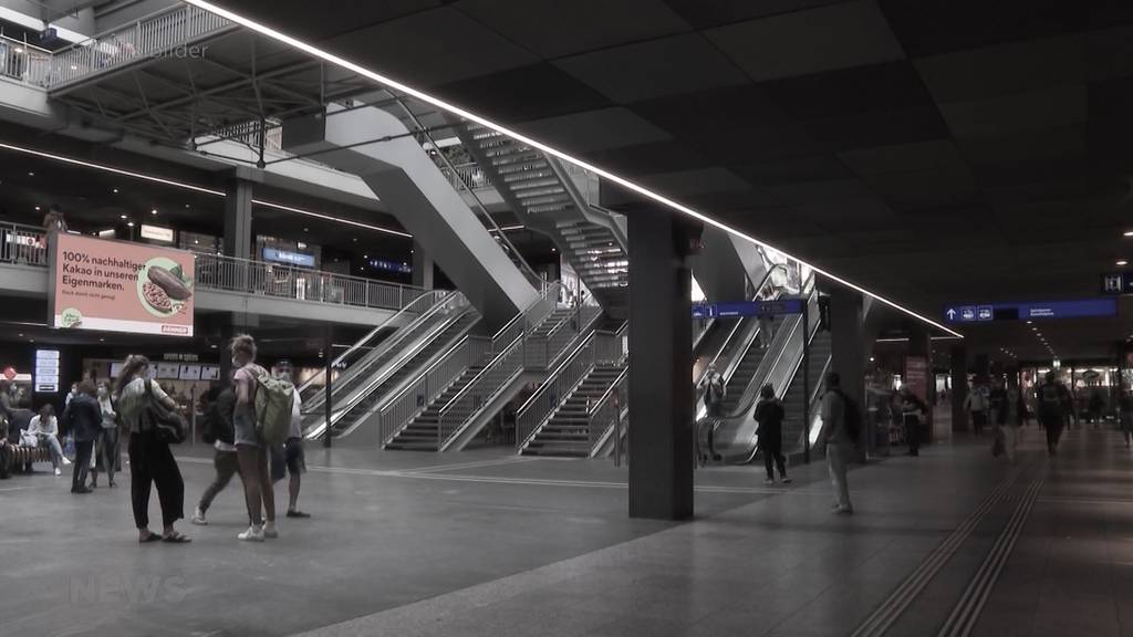 Mit Messer auf der Rolltreppe niedergestochen: Angeklagter soll Freund im Bahnhof Bern angegriffen haben