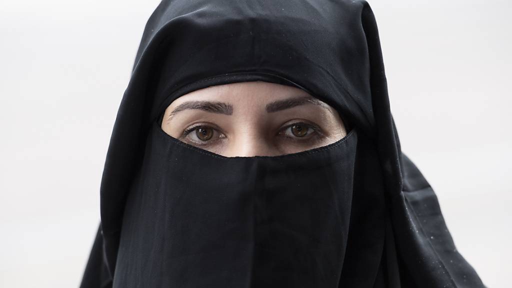 Das Verhüllungsverbot kommt in die Bundesverfassung. Verboten wird den muslimischen Frauen damit auch das Tragen einer Burka oder eines Niqab (hier im Bild).