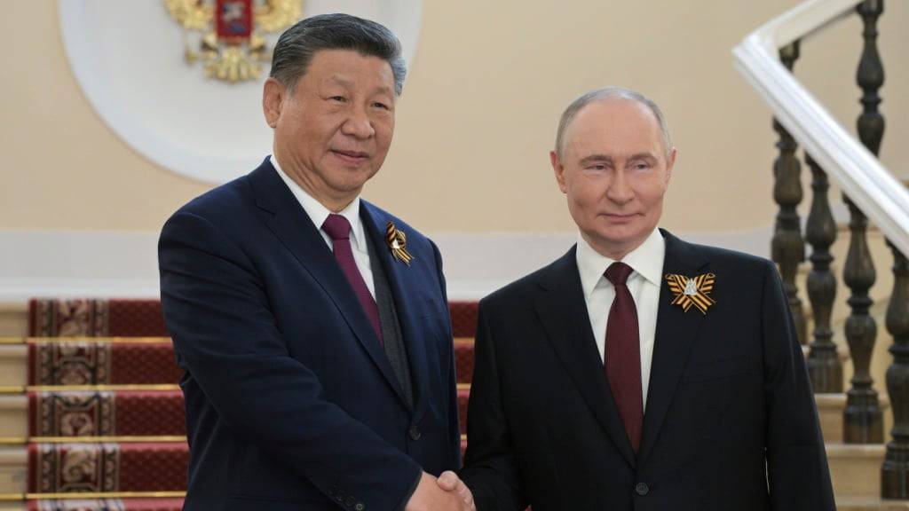 HANDOUT - Der chinesische Präsident Xi Jinping (l) und der russische Präsident Wladimir Putin. Foto: Alexei Nikolsky/Photo host agency RIA Novosti via AP/dpa/Archiv