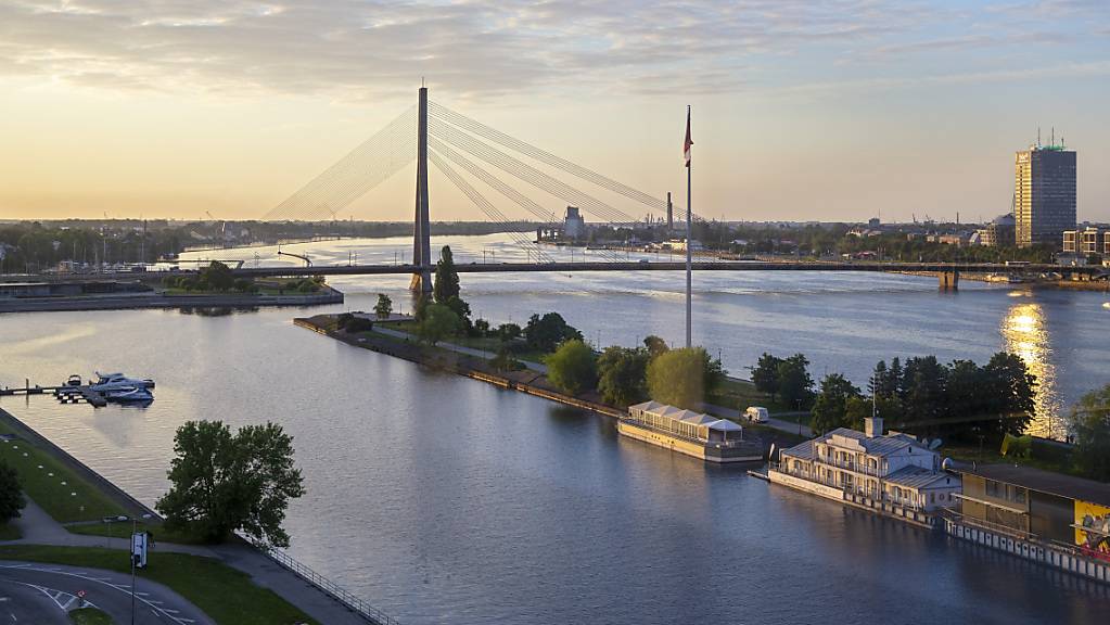 Blick auf Lettlands Hauptstadt Riga: Es soll in dem Land bald keine «goldenen Visa» mehr geben. Wer in Lettland Immobilien kaufte oder Geld investierte, erhielt bisher ein fünfjähriges Aufenthaltsrecht in dem EU-Land - und somit Zugang auch zum Schengen-Raum. Damit soll nun Schluss sein.