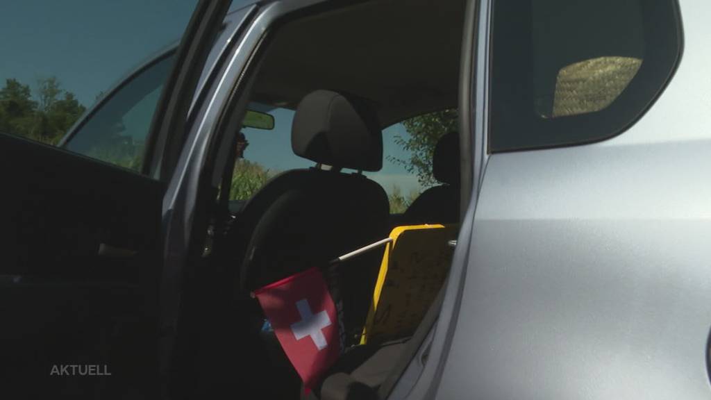 Mit Schild am Strassenrand: Diesmal sucht der Fricktaler Rico Sperber eine neue Frau