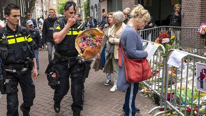 Niederländer nehmen Abschied von ermordetem Reporter de Vries