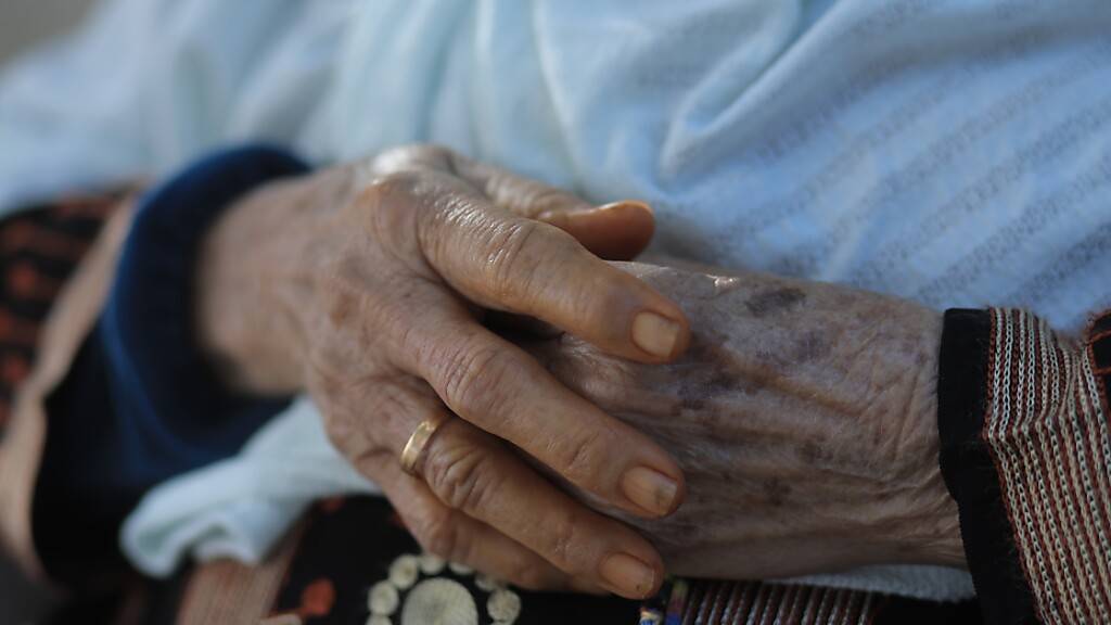 Blick auf die Hände der heute 86-jährigen Dalal al-Nadschi aus Dair al-Balah im Gazastreifen. Foto: Rizek Drimly/-/dpa