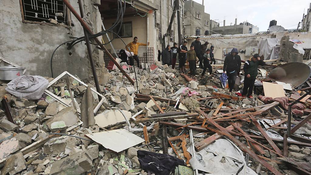 Palästinenser nehmen die Zerstörungen nach israelischen Angriffen auf Rafah in Augenschein. Foto: Hatem Ali/AP