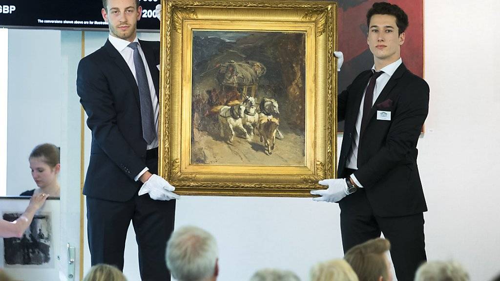 Mitarbeitende der Galerie Kornfeld präsentierten am Freitag dem Auktionspublikum das Gemälde «Die Gotthardpost» von Rudolf Koller. Einen Abnehmer fand das Bild aber nicht.