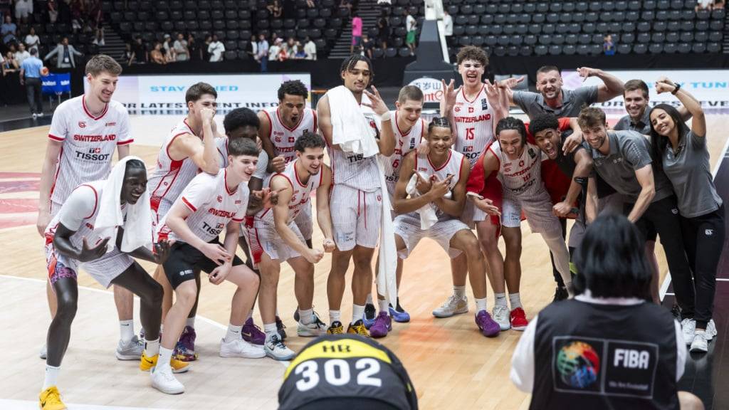 Ausgelassener Jubel: Die Schweizer U19-Basketballer stehen an der WM in Lausanne im Viertelfinal
